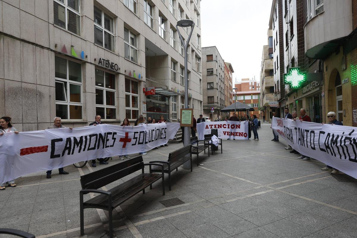 Participantes en la protesta previa a la reunión.