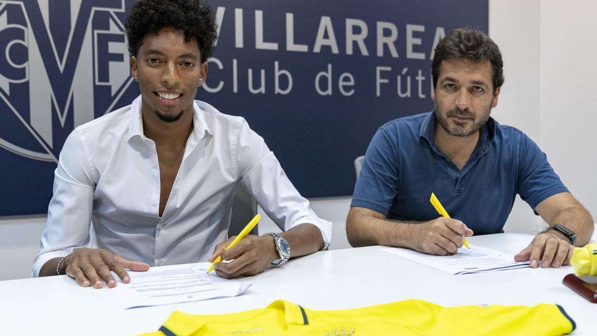 Mojica firma su contrato con el «submarino». | VILLARREAL CF