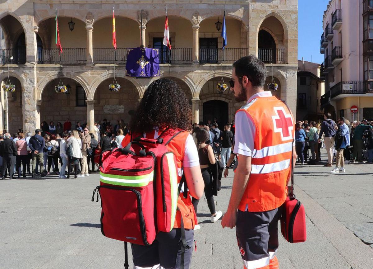 Miembros de Cruz Roja, en la Plaza Mayor. | Cedida