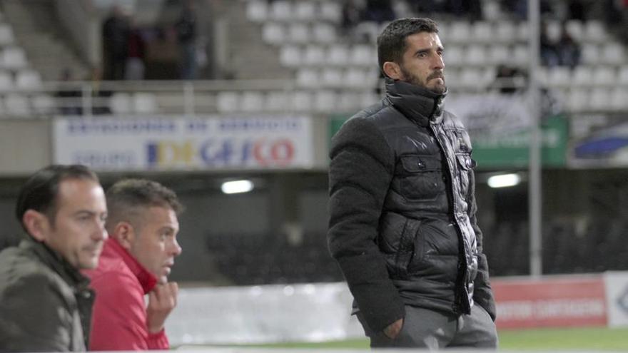 Víctor Fernández, con gesto serio, durante el encuentro del pasado domingo ante el Sevilla Atlético, su último como técnico.