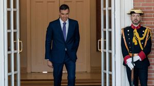 El presidente del Gobierno, Pedro Sánchez, recibe al primer ministro de la República de Eslovenia, Robert Golob, en el Palacio de la Moncloa, a 29 de mayo, en Madrid (España). Esta reunión ratifica su alianza en favor de un alto el fuego en Gaza y facilitar la entrada de ayuda humanitaria en la Franja. Ambos líderes buscan avanzar en la solución de los dos Estados, Israel y Palestina, como única vía para la paz en Oriente Medio. Esta reunión coincide con el primer aniversario del reconocimiento de Palestina como Estado por España y poco después por Eslovenia. Los dos gobiernos trabajan juntos en la Unión Europea para presionar a Israel y detener sus ataques en Gaza. También han impulsado iniciativas conjuntas y una carta con otros países que apoyan esta solución. Además, han abordado temas bilaterales y asuntos clave en la agenda del próximo Consejo Europeo, como la guerra en Ucrania, la defensa común, la seguridad y la migración. 29 MAYO 2025;ENCUENTRO;ESLOVENIA;ESPAÑA;PRESIDENTES. PEDRO SÁNCHEZ;Carlos Luján