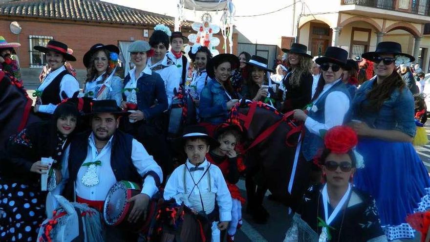 Uno animoso camino del Rocío procedente de Andalucía que ayer recalaba en las calles de Moraleja.