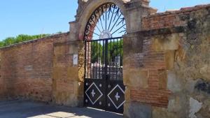 Entrada al cementerio de Sanzoles (Zamora).