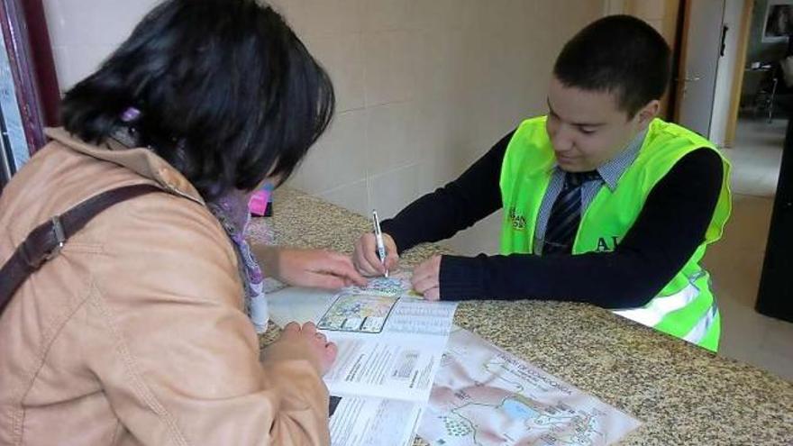 Pablo González atiende a una usuaria de la estación de autobuses de Cangas de Onís.