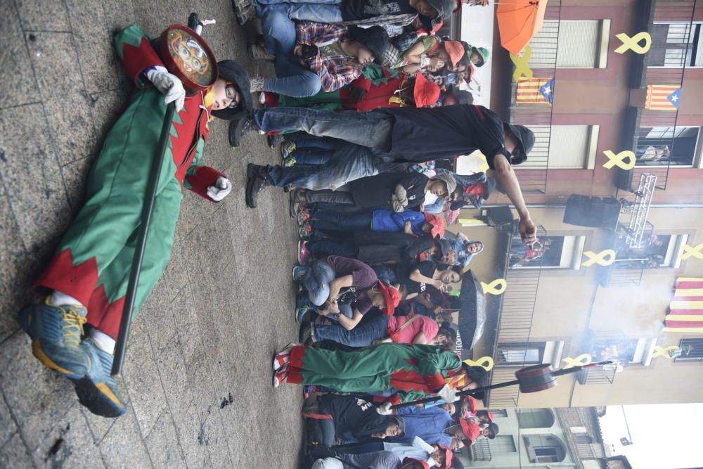 La Patum infantil omple la plaça de Sant Pere
