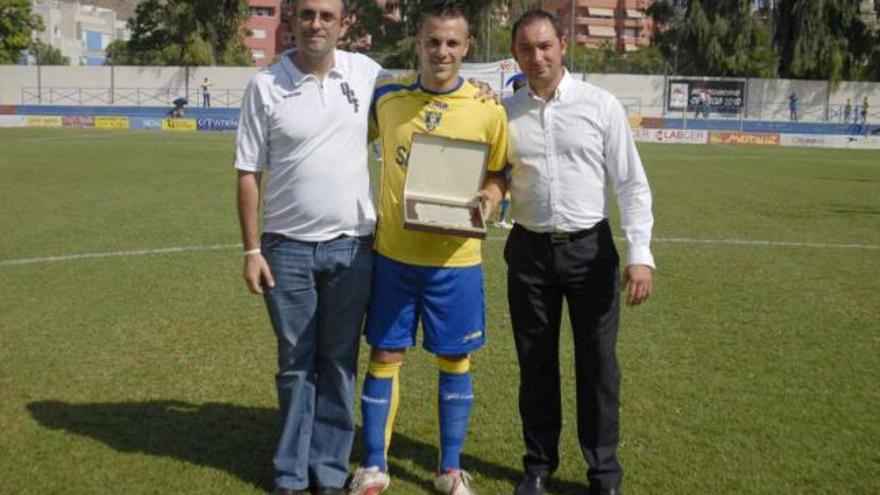 Homenaje Cases llega a los cien partidos con la camiseta amarilla