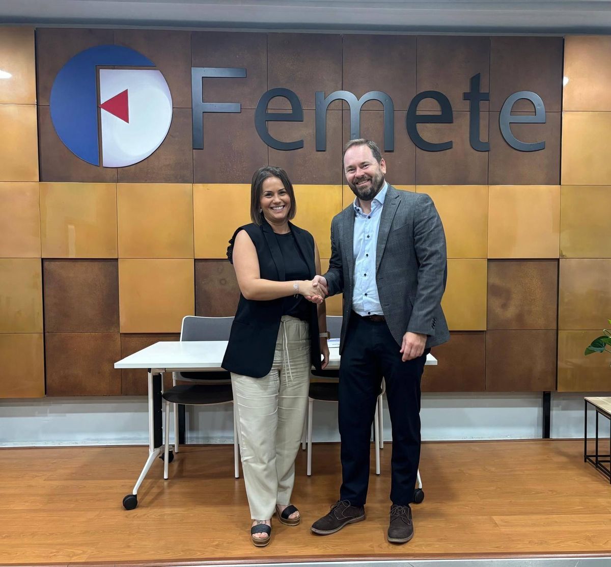 El presidente de Femete, Juan Antonio Jiménez Arranz, y la representante de Mederos Moviten, Noelia Santos García.
