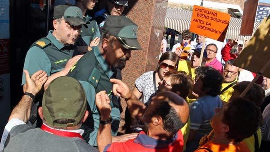 Los afectados por las preferentes han traslado sus protestas esta mañana a la ciudad de Tui.