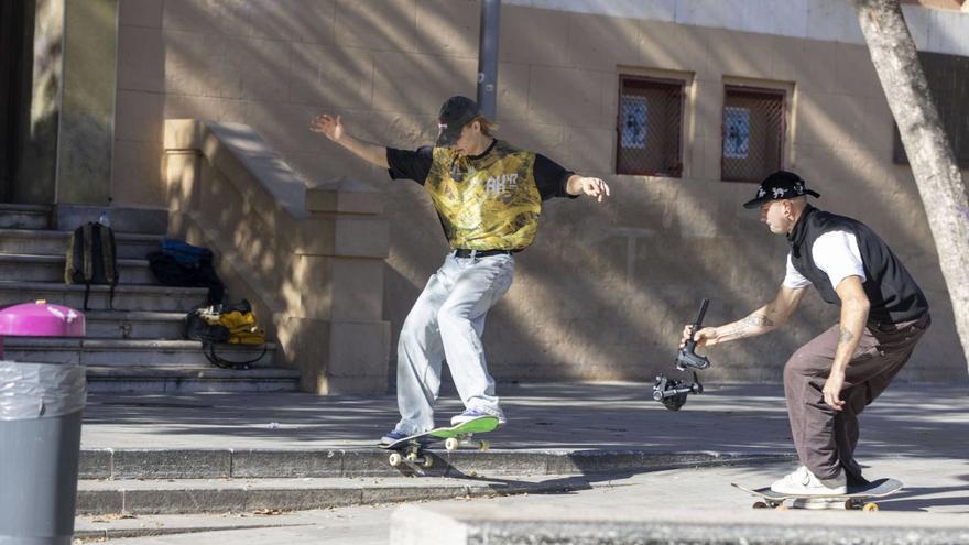 Un joven patinando mientras su compañero filma la acción.  | GUILLEM BOSCH