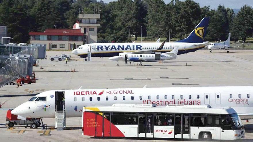 Aviones de Ryanais y Air Nostrum en la pista de Peinador. // M. G. Brea