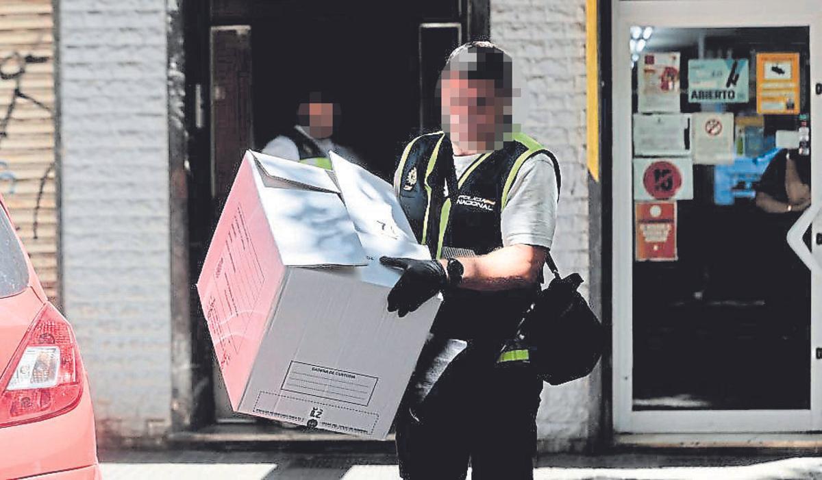 La policía se llevó un ventilador, al parecer, el arma homicida.