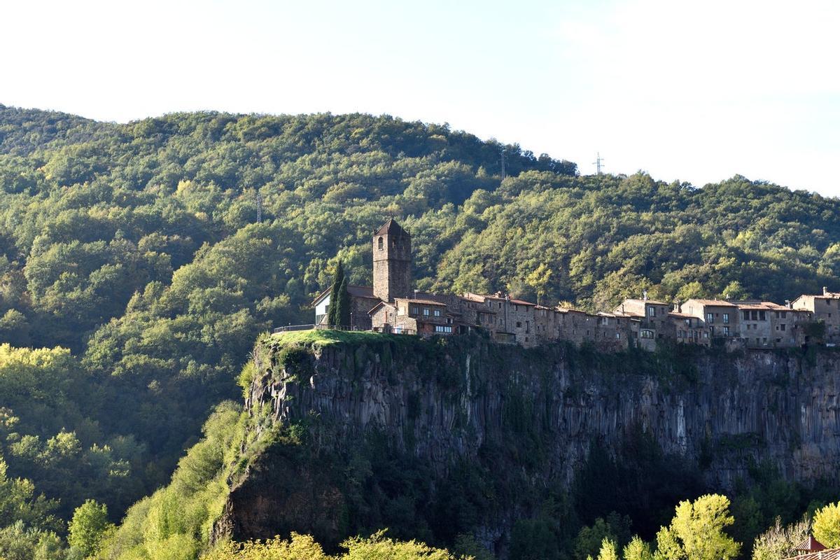 Castell Follit de la Raca, en La Garrotxa, Cataluña