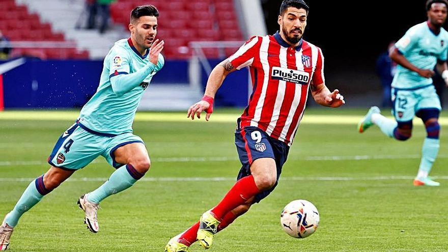 Roberto Suárez persigue a Luis Suárez, ayer. | // CHEMA MOYA