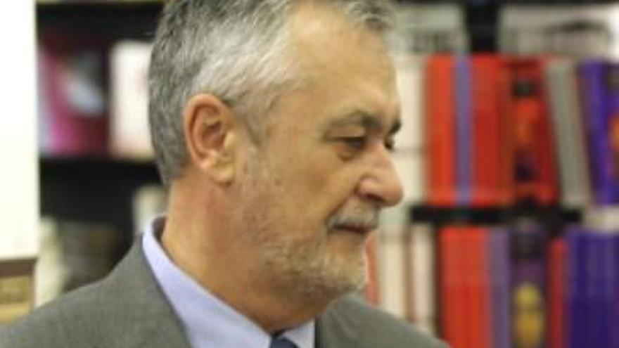 El presidente de la Junta de Andalucía, José Antonio Griñán, compra varios libros en una librería de Málaga, ciudad a la que se ha desplazado para participar en varios actos.