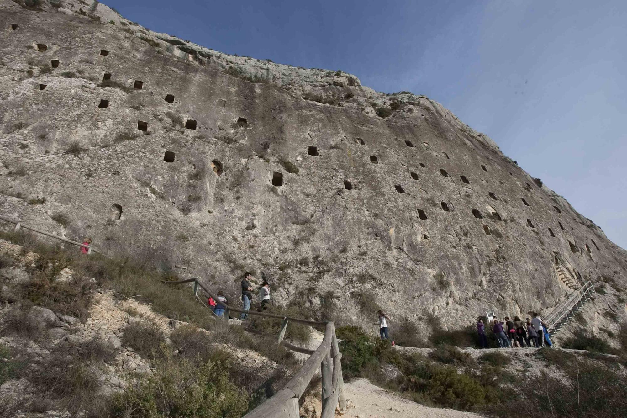 Les Covetes dels Moros, atracción turística de Bocairent.