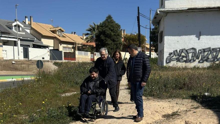 Obligado a cruzar una vía de tierra en su silla de ruedas para llegar a casa