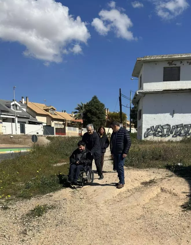 Obligado a cruzar una vía de tierra en su silla de ruedas para llegar a casa