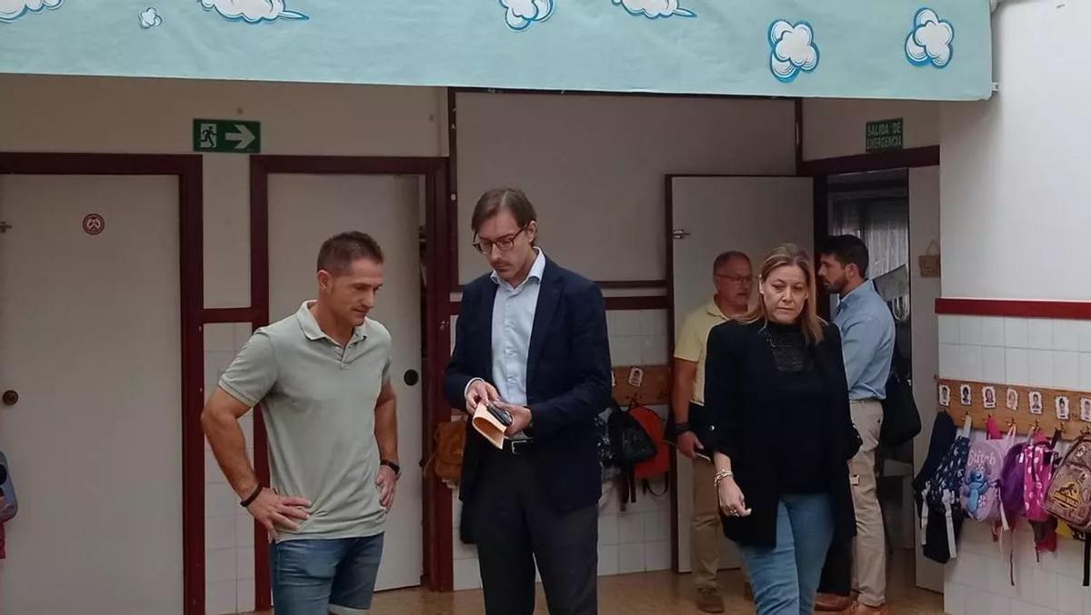 El director de Infraestructuras educativas, José María Larena, visitando el CEIP Joan Fuster en 2024.