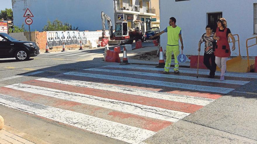 Dos vecinas, una de ellas con problemas de movilidad, cruzan la vía por un paso de peatones en la Xara.