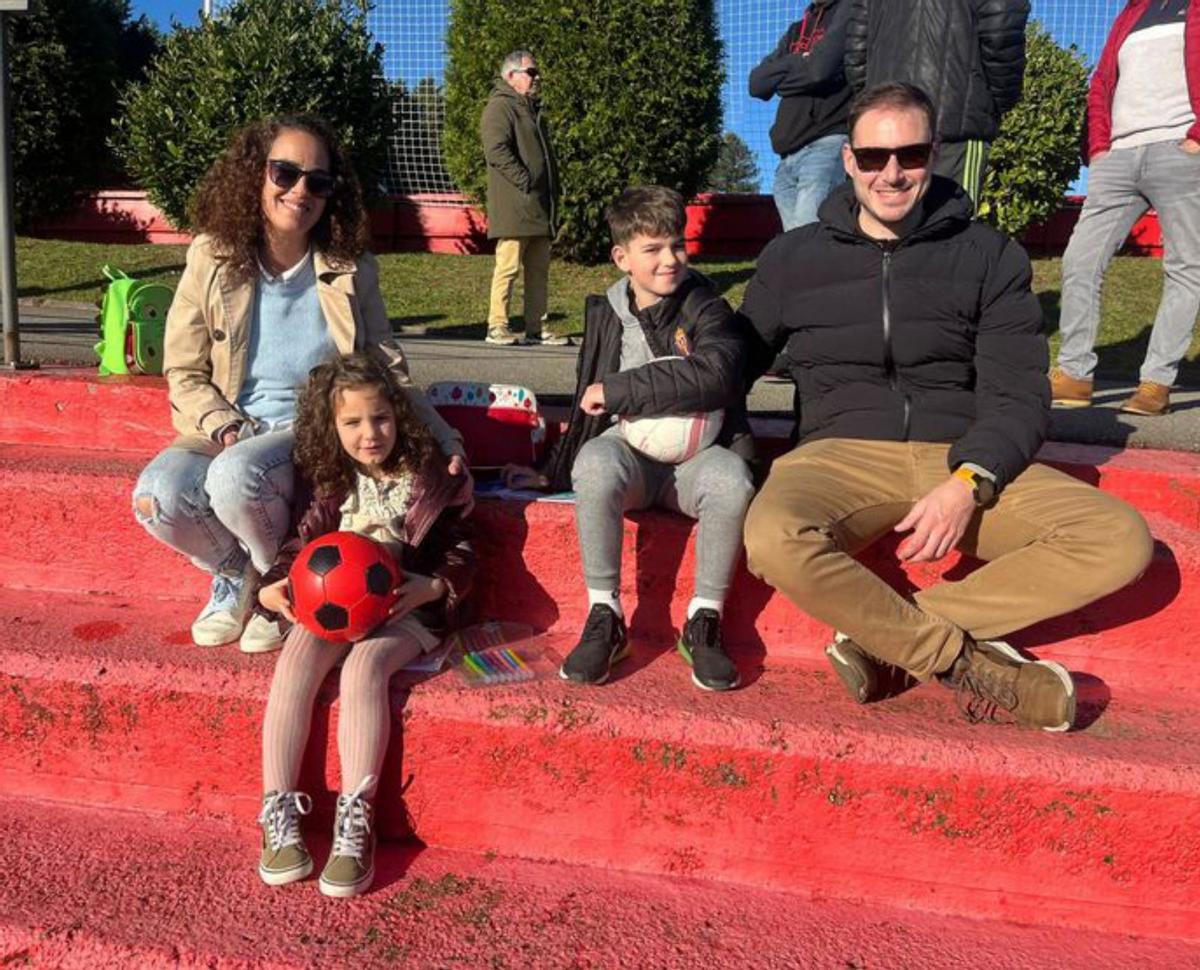 En la imagen de la izquierda, Jennifer Laria, Daniela, Pelayo y Jonás De Diego. En la de la derecha, por la izquierda, Antón Granda y Enzo y Joana Moracho.