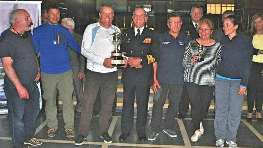 El almirante Toubes entrega el trofeo a Arroás. // S.A.