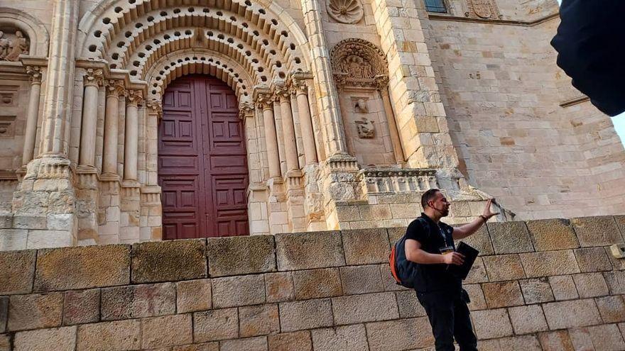 Un momento de la ruta &quot;Zamora Misteriosa&quot; en la Catedral.