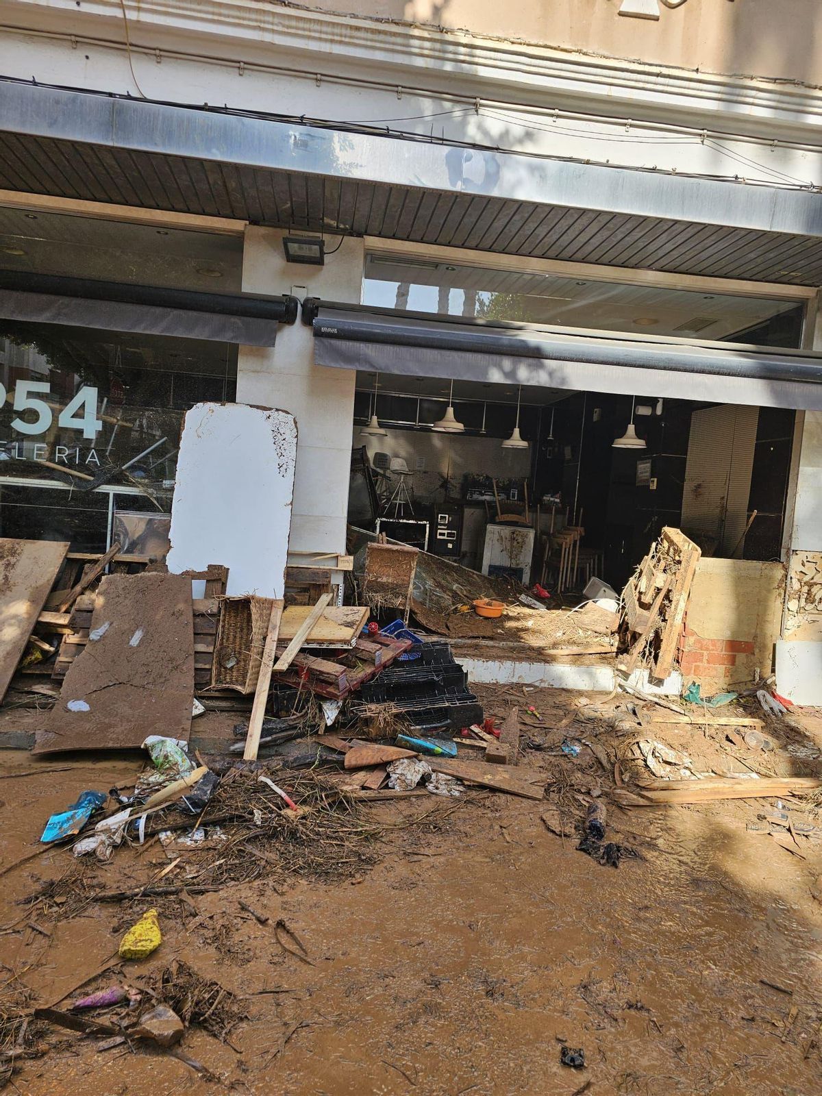 Imagen del exterior de la pastelería Selvi de Aldaia tras la dana