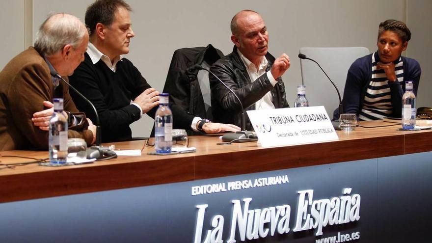 De izquierda a derecha, Alfonso Toribio, Vicente Luque, Xuan Bello y Aída Falcón, ayer, en el Club Prensa Asturiana de LA NUEVA ESPAÑA.