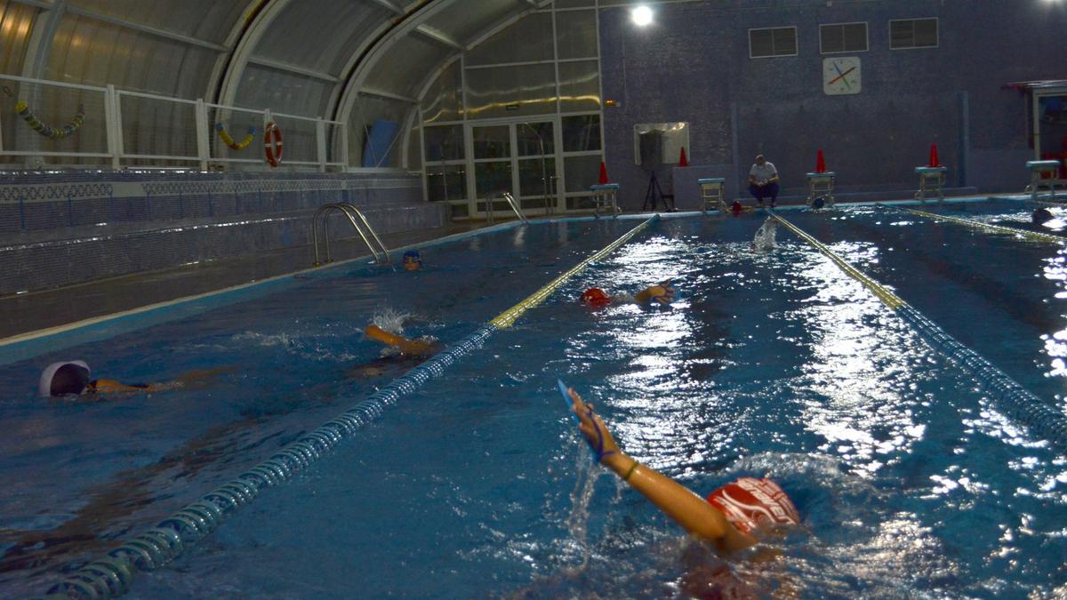 Piscina municipal cubierta de Benavente. / E. P.