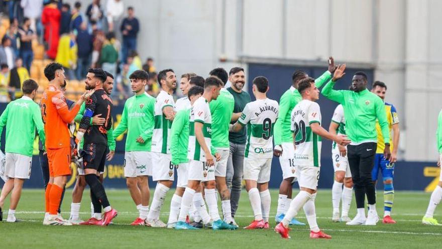Los jugadores del Cádiz celebran sobre el césped del Nuevo Mirandilla la victoria contra el Cádiz.