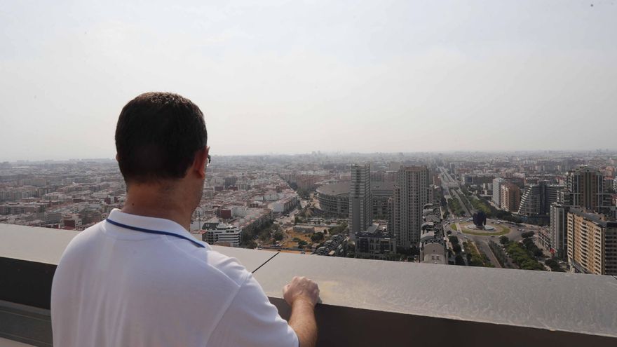 El humo de los incendios forestales en Castellón y Alicante llega a València