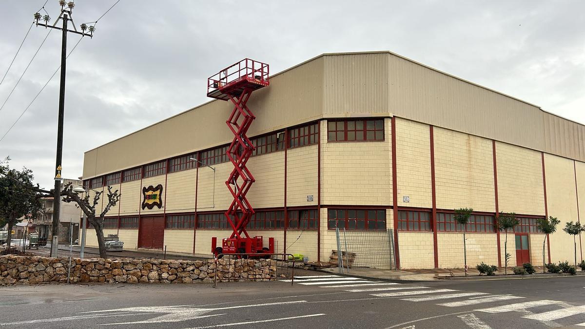 Les obres al poliesportiu municipal de Betxí, ja en marxa, busquen posar solució a problemes de filtració de la coberta.