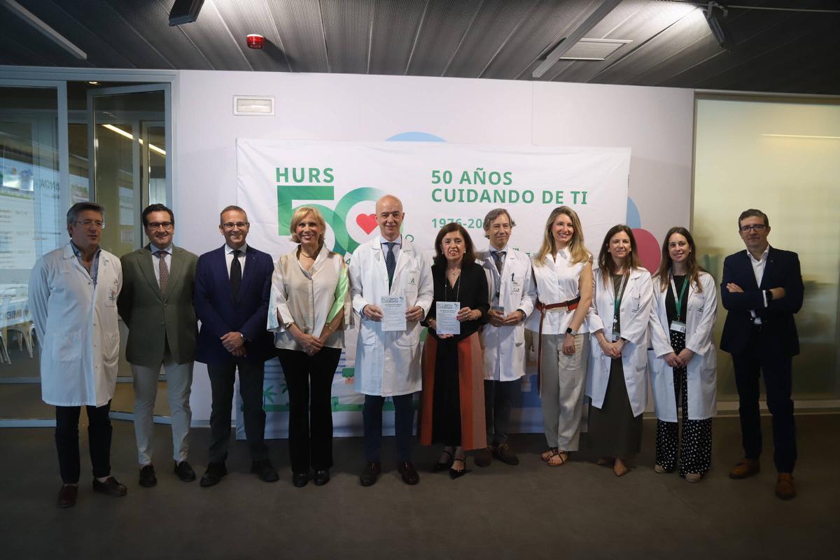 Autoridades y algunos ponentes, antes del inicio del acto '50 años de ciencia'.