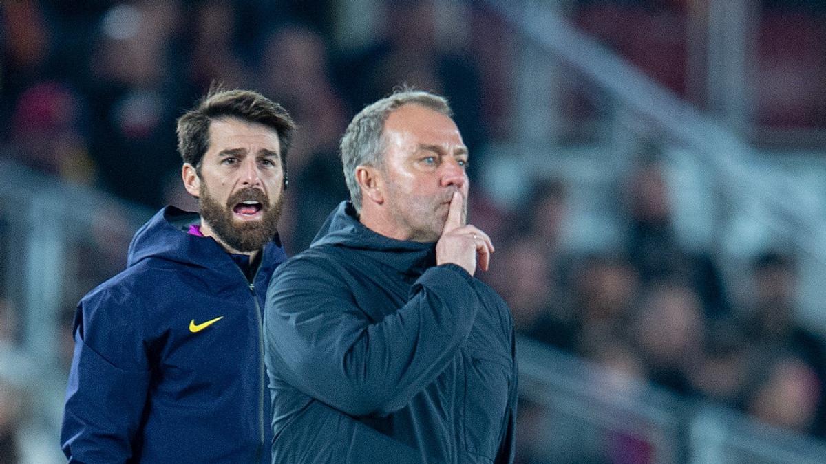 Hansi FLick reclama silencio durante una fase del partido ante el Newcastle.