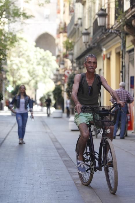 Bicis y peatones toman la calle Serranos.