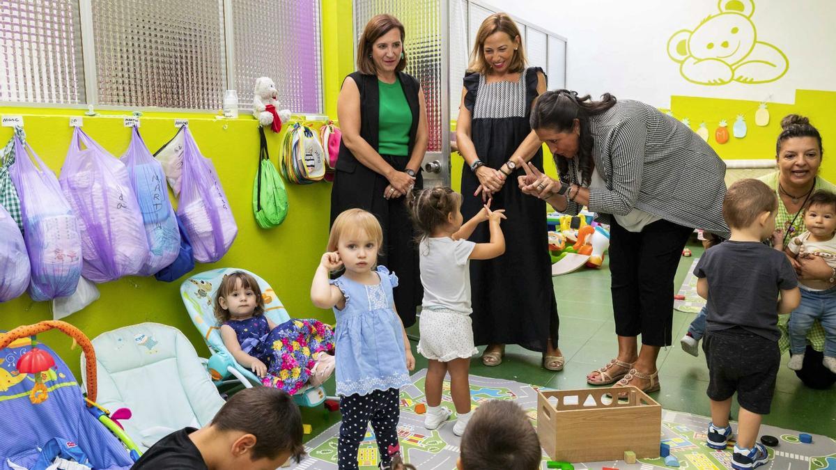 La alcaldesa, Natalia Chueca, junto con Sara Fernández y Paloma Espinosa, han visitado este jueves una escuela infantil.