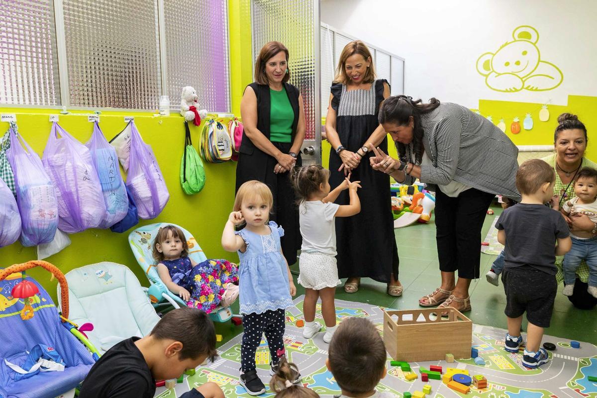 La alcaldesa, Natalia Chueca, junto con Sara Fernández y Paloma Espinosa, han visitado este jueves una escuela infantil.