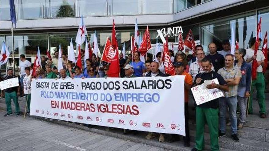 La plantilla de Maderas Iglesias se concentró ayer frente a la Delegación de la Xunta en Vigo. // Alba Villar