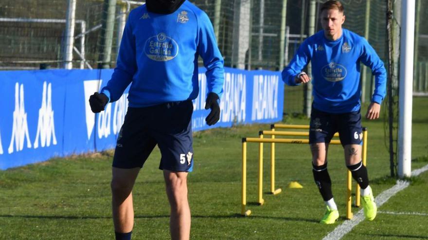 Pepe Sánchez, durante un entrenamiento en Riazor. |  // VÍCTOR ECHAVE