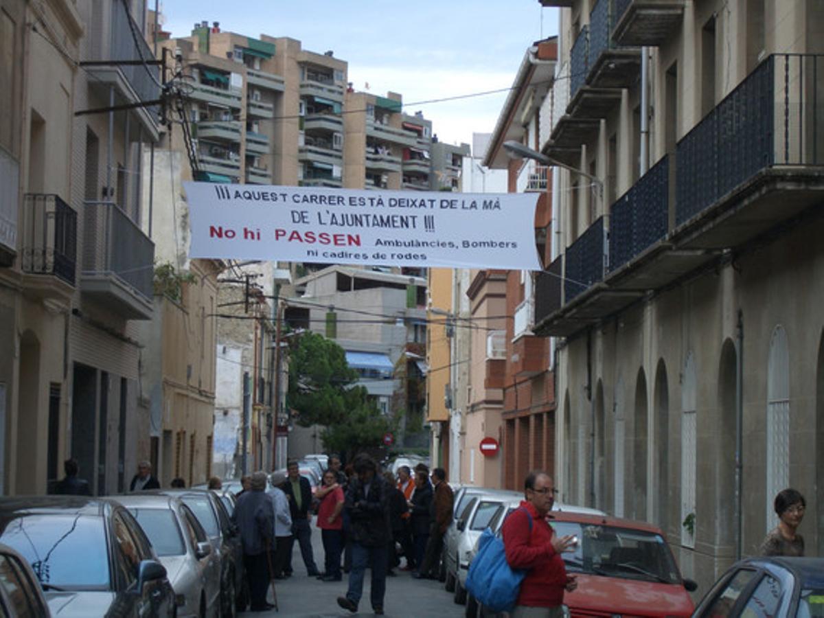 Per un carrer més net i ample.Els veïns del carrer de Madoz, en ple centre de Badalona, estem en lluita amb l’ajuntament pel total abandonament d’aquesta via. El clavegueram és massa alt, està trencat i, per tant, surt la porqueria cap a les plantes baixes quan plou; les voreres són tan estretes que no hi passa una cadira de rodes, i per a més inri hi ha vehicles aparcats als dos costats, de manera que no hi poden circular ni les ambulàncies ni els cotxes dels bombers.