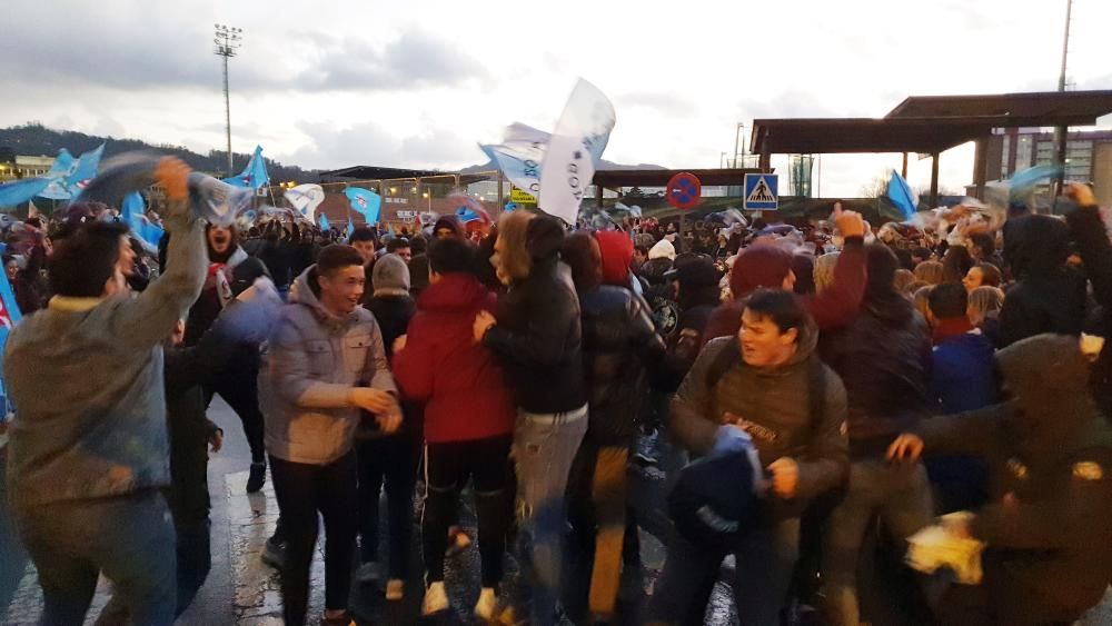 La afición apoyó al equipo antes del partido para darle un empujón fuera del descenso