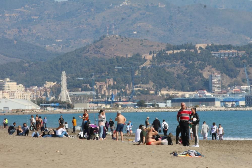 Las buenas temperaturas y los cielos despejados de este 28 de febrero han animado a muchas personas a pasar el día en los paseos marítimos y las playas de Málaga capital