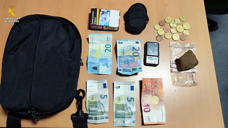 Detenido con droga en Pontedeume tras empujar a un guardia civil e intentar huir