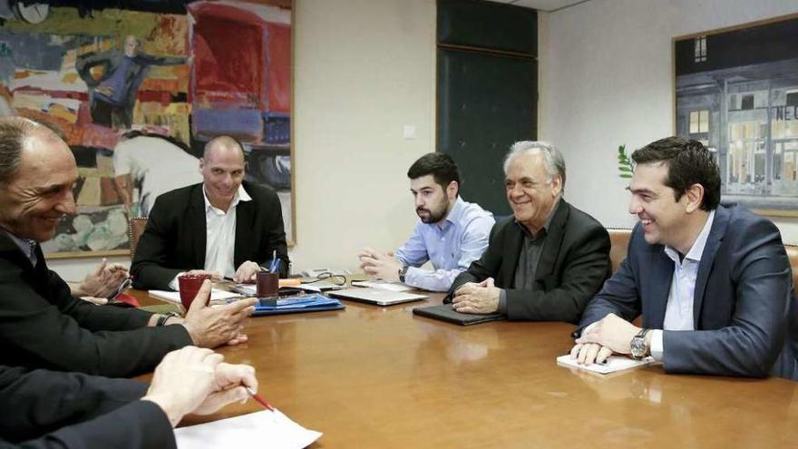 Tsipras (primero por la derecha), reunido ayer con su equipo económico. // Reuters