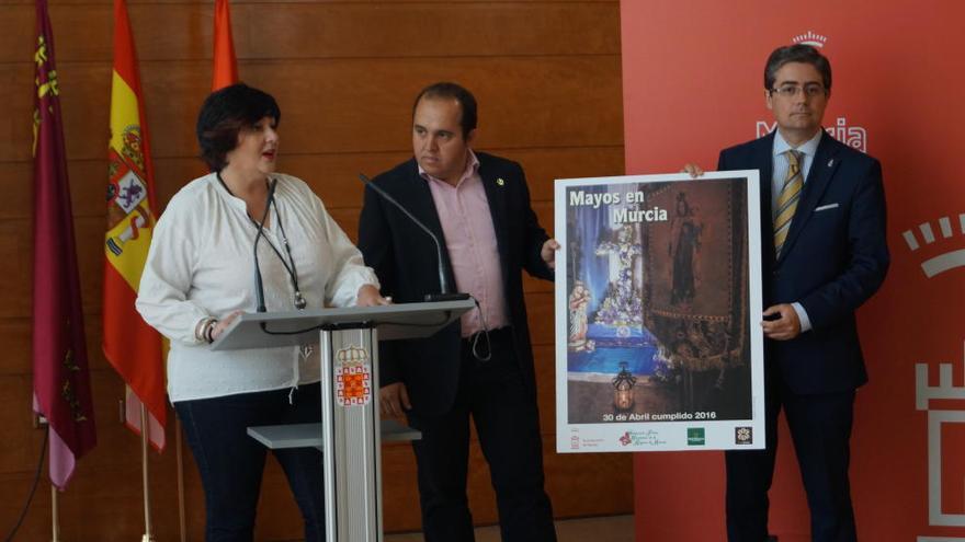 Ana Bernal, Juan Pablo Hernández y Jesús Pacheco, con el cartel.