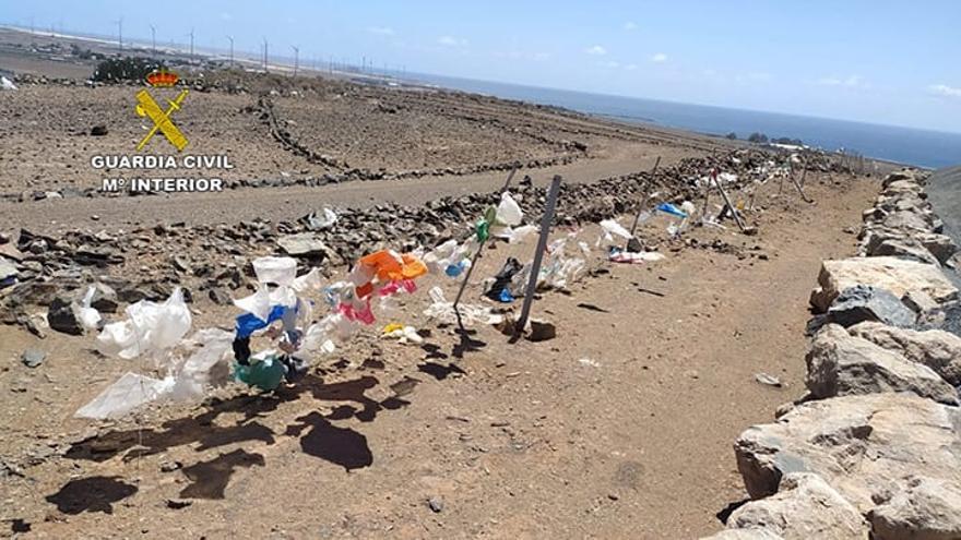 Plasticos en una valla en Juan Grande.