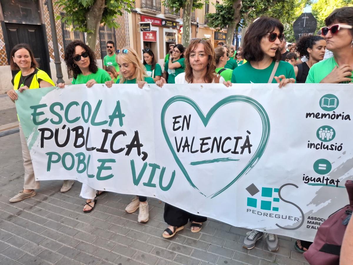 Una de las pancartas de la masiva manifestación de esta tarde en Dénia