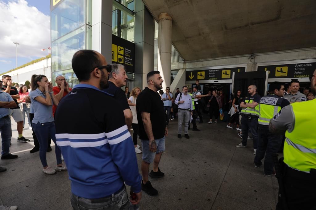 Los taxistas bloquean el aeropuerto de Palma tras un incidente con conductores de microbuses