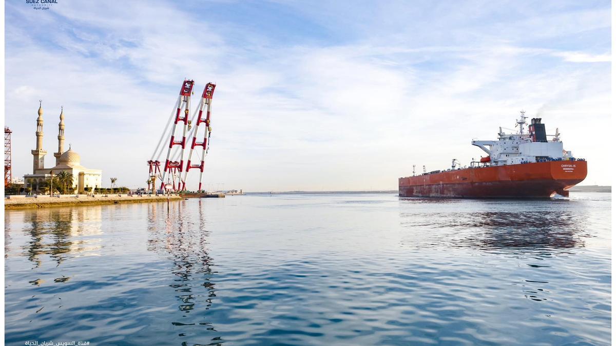 Un buque inicia la travesía por el canal de Suez tras navegar por el mar Rojo, en una imagen de archivo