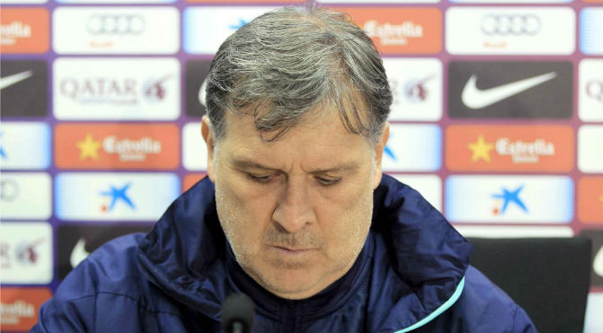 Tata Martino expressa el seu descontentament respecte als resultats de l’equip, en una roda de premsa.